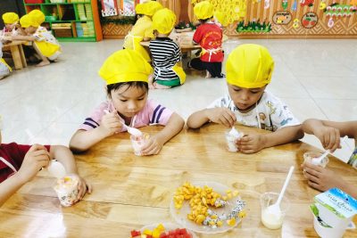 Hoạt động trải nghiệm lớp A4 ( Bé tập làm đầu bếp)