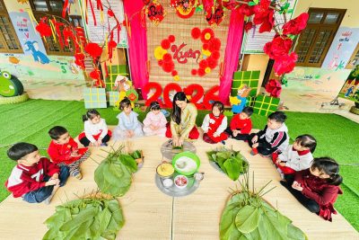 Hoạt động gói bánh trơng cho trẻ lớp B5
